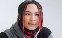 みゅうじ　1981年、ハワイ生まれ。バンド「トライポリズム」のボーカルとして活動中。今年1月から渋谷クロスFMのラジオ番組「ROCK WAVE」を開始、パーソナリティーを担当している。