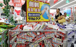 訪日客への人気を生かして中国で医薬品の販売を目指す(大阪市内のドラッグストア)