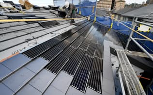 瓦一体型の太陽光パネルを屋根に敷き詰める（大阪府枚方市）