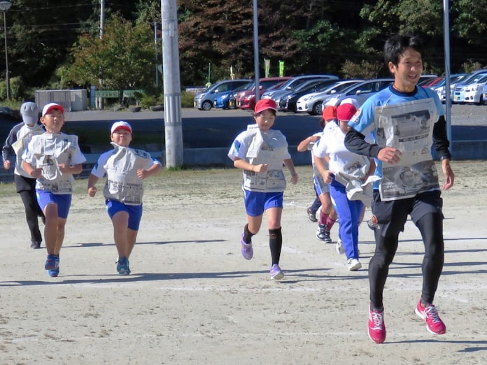 パタパタ走り直すには 子どもに正しい走り方を 上 日本経済新聞