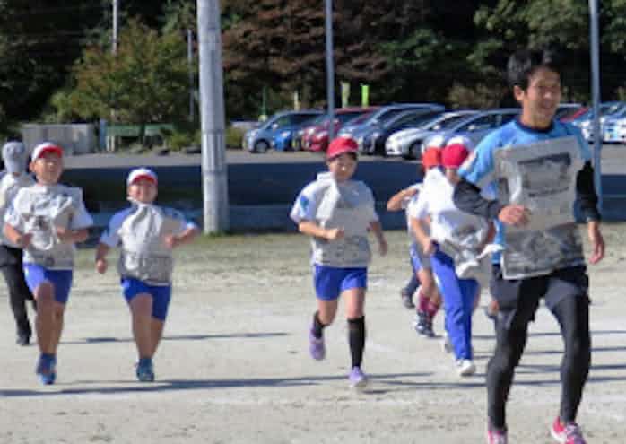 パタパタ走り直すには 子どもに正しい走り方を 上 日本経済新聞