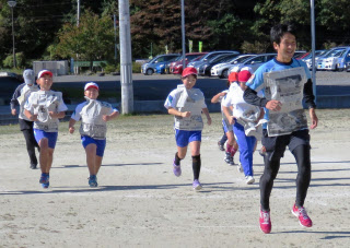 パタパタ走り直すには 子どもに正しい走り方を 上 日本経済新聞