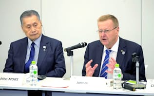来日したIOCのコーツ副会長（右）。3年後に東京大会を控えた五輪はあり方の見直しを迫られている=共同