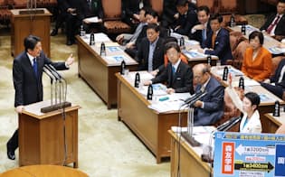 参院予算委で民進党の蓮舫代表の質問に答える安倍首相（6日午後）