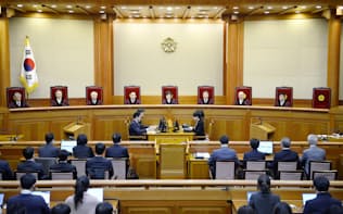 国会が弾劾訴追した朴槿恵大統領の罷免を言い渡した韓国憲法裁判所の法廷（10日、ソウル）=共同