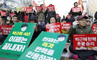 韓国の朴槿恵大統領の罷免を求める集会で声を上げる参加者（10日、ソウル）=共同