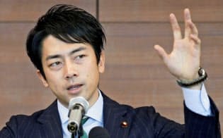 小泉進次郎氏は持続可能な社会構造をつくるためにさまざまなテーマに取り組む(1月、都内の講演)=共同 小泉進次郎氏は持続可能な社会構造をつくるためにさまざまなテーマに取り組む(1月、都内の講演)=共同