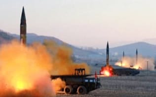 北朝鮮が3月6日に実施した中距離弾道ミサイル4発の連射の様子=AP