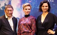 主演のスカーレット・ヨハンソン（中央）とビートたけし（左）、ジュリエット・ビノシュ