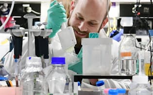 京都大学iPS細胞研究所で唯一の外国人主任研究員のクヌート准教授(京都市左京区)