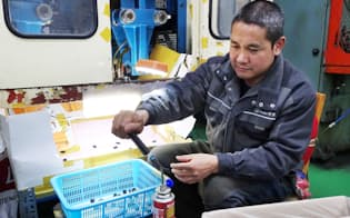 プラスチック容器工場で働くフィリピン人のアリストテル・デロさん（6日、韓国・富川）