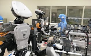 資生堂が導入した2台のロボットはメーキャップ製品の箱詰め作業などを行う