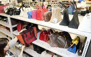 約2000個の貸し出し用のブランドバッグがずらりと並ぶ（広島市中区のラクサス・テクノロジーズ）