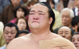 見えない力働いた 稀勢の里 けが越え連覇 日本経済新聞