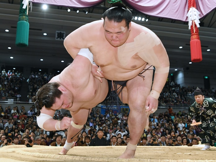 稀勢の里2連覇 決定戦で照ノ富士破る 春場所千秋楽 日本経済新聞 稀勢の里2連覇 決定戦で照ノ富士破る 春場所千秋楽 日本経済新聞