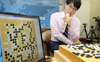 囲碁AI「DeepZenGo」に敗れた井山王座（23日午後、大阪市北区）