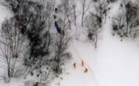 高校生らが雪崩に巻き込まれたスキー場で救助活動をする消防隊員ら（27日午後、栃木県那須町）=共同