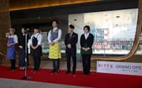 キッテ名古屋に新たに入居する6店舗の従業員らがあいさつした（29日、名古屋市）
