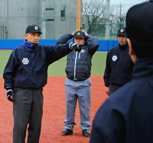 仕事と両立へ奮闘 アマ野球審判員それぞれの思い 日本経済新聞 仕事と両立へ奮闘 アマ野球審判員それぞれの思い 日本経済新聞