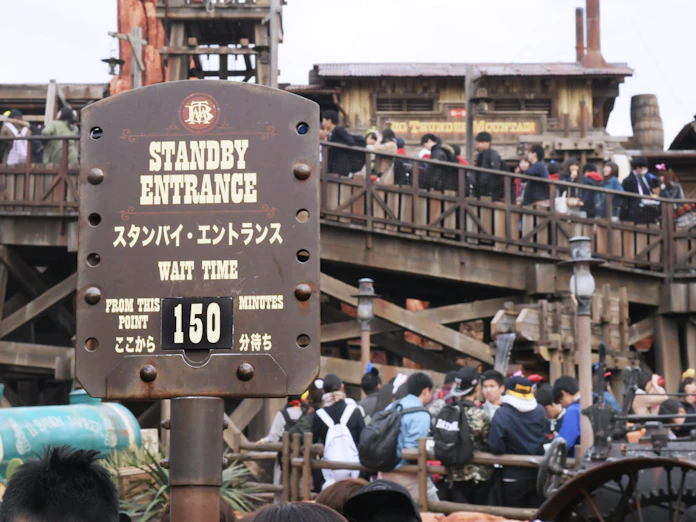 夢の国でも長時間待ちイヤ 東京ディズニーに陰り 日本経済新聞 夢の国でも長時間待ちイヤ 東京ディズニーに陰り 日本経済新聞