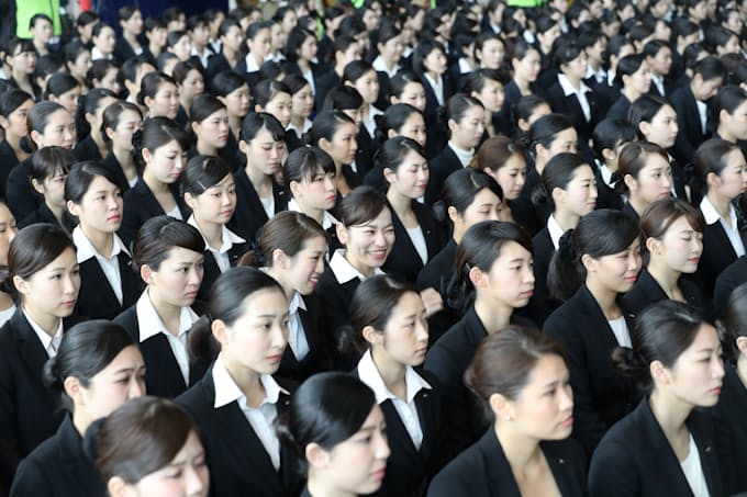 新年度初日 土曜日の入社式 Ana みずほなど 日本経済新聞