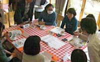 鎌倉市今泉台のいずみサロンで開かれた座談会。「自宅での『仕事』と『家具』に興味・関心のある子育て中の女性にイトーキが話を聴いた。
