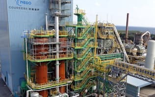 君津製鉄所に新設した高炉で、二酸化炭素（CO2）削減技術を開発する