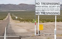ネバダ国家安全保障施設内、奥にみえる集落がマーキュリー、山の向こうには無数の核実験の跡が残る