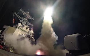 7日、地中海の米軍艦からシリアへ発射された巡航ミサイル=米海軍提供