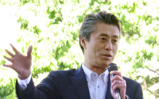 細野豪志(ほその・ごうし) 1971年生まれ、京大法卒。三和総合研究所を経て2000年に民主党から衆院初当選。鳩山由紀夫、菅直人ら党創業世代、野田佳彦、前原誠司ら政界再編をくぐった第2世代に続く生え抜きの第3世代の旗手となった。
保守系に色分けされがちだが、子どもの貧困やLGBT(性的少数者)問題などに力を注ぐ。東日本大震災直後の原子力発電所事故収束・再発防止担当相、環境相、党政調会長、党幹事長を歴任し、16年9月から民進党代表代行。衆院静岡5区、当選6回。(写真は共同) 細野豪志(ほその・ごうし) 1971年生まれ、京大法卒。三和総合研究所を経て2000年に民主党から衆院初当選。鳩山由紀夫、菅直人ら党創業世代、野田佳彦、前原誠司ら政界再編をくぐった第2世代に続く生え抜きの第3世代の旗手となった。
保守系に色分けされがちだが、子どもの貧困やLGBT(性的少数者)問題などに力を注ぐ。東日本大震災直後の原子力発電所事故収束・再発防止担当相、環境相、党政調会長、党幹事長を歴任し、16年9月から民進党代表代行。衆院静岡5区、当選6回。(写真は共同)