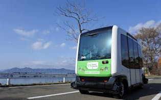国家戦略特区での公道走行実験で、通行止めにした田沢湖岸を走る無人運転バス（16年11月、秋田県仙北市）