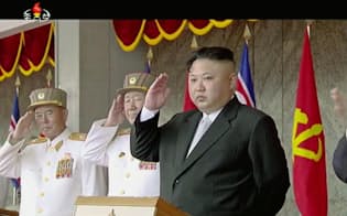 北朝鮮の朝鮮中央テレビが4月15日放映した、平壌での軍事パレードを観覧する金正恩朝鮮労働党委員長（右）の映像=共同