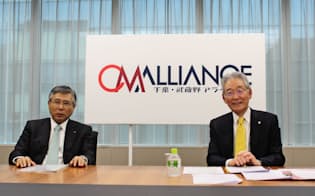 インタビューに応じる千葉銀行の佐久間英利頭取(左)と武蔵野銀行の加藤喜久雄頭取
