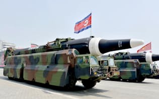 北朝鮮の軍事パレードに登場したICBM「KN08」かその改良型とみられる弾道ミサイル（15日、平壌）=共同