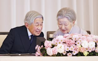日米協会創立100周年記念式典で日米協会を紹介するビデオを鑑賞する天皇、皇后両陛下（13日、東京都千代田区）