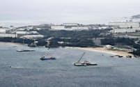 米軍普天間飛行場の移設に向けた工事が進む沖縄県名護市辺野古の沿岸部。奥は米軍キャンプ・シュワブ（2月）=共同