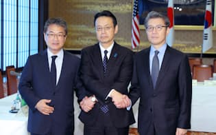 握手する（左から）米のユン北朝鮮担当特別代表、金杉アジア大洋州局長、韓国の金烘均・朝鮮半島平和交渉本部長（25日午前、東京都港区）=代表撮影
