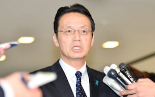日米韓の協議を終え、記者の質問に答える金杉アジア大洋州局長（25日午後、外務省）
