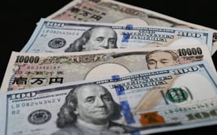 ドル紙幣と円