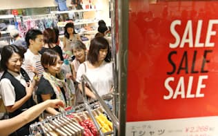 昨年夏のセールで伊勢丹新宿本店の販売は好調だった(同店の婦人服売り場)
夏物のバーゲンセールが始まり、混み合う百貨店の婦人服売り場(2014年7月16日、東京都新宿区の伊勢丹新宿本店)