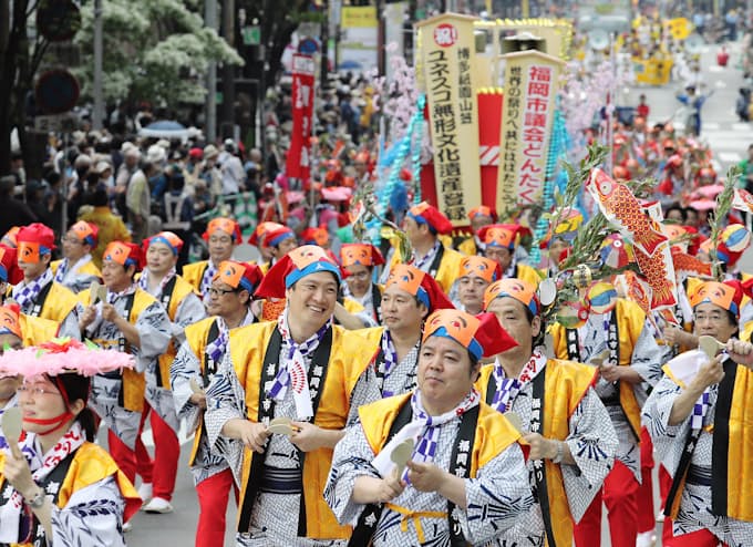 博多どんたく初日 100万人酔う パレードは雷雨で中止 日本経済新聞