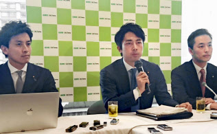 「こども保険」創設の提言を発表する小泉進次郎(中)ら若手議員(3月29日午後、自民党本部)=共同 「こども保険」創設の提言を発表する小泉進次郎(中)ら若手議員(3月29日午後、自民党本部)=共同