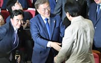 韓国大統領選の投票締め切り後、支持者の前に現れ、笑顔を見せる「共に民主党」の文在寅氏（中央）=9日夜、ソウル（共同）