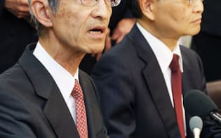 決算を発表する三菱UFJフィナンシャル・グループの平野信行社長(左)（15日、日銀本店）