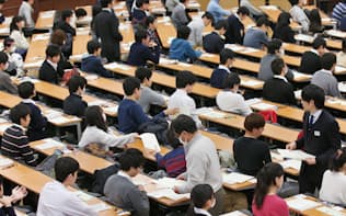 大学入試センター試験に代わり、2020年度から大学入学共通テストが始まる（17年1月、東京都文京区の東京大学）