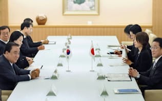 会談する岸田外相（右手前）と韓国大統領特使の文喜相氏（左手前）=17日午後、外務省（代表撮影）