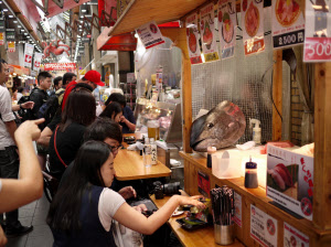 訪日客の 次 へ商店街動く 黒門市場や神戸元町 インバウンド関西 日本経済新聞