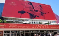 主会場パレ・デ・フェスティバルを飾る70回目のポスター。カンヌで一世を風靡したイタリアの女優クラウディア・カルディナーレの素足がまぶしい