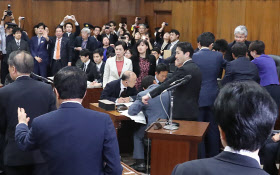 共謀罪 法案 衆院委で可決 与党が強行採決 日本経済新聞