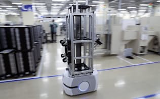 荷物を届けるロボットが走るオムロンの工場内部